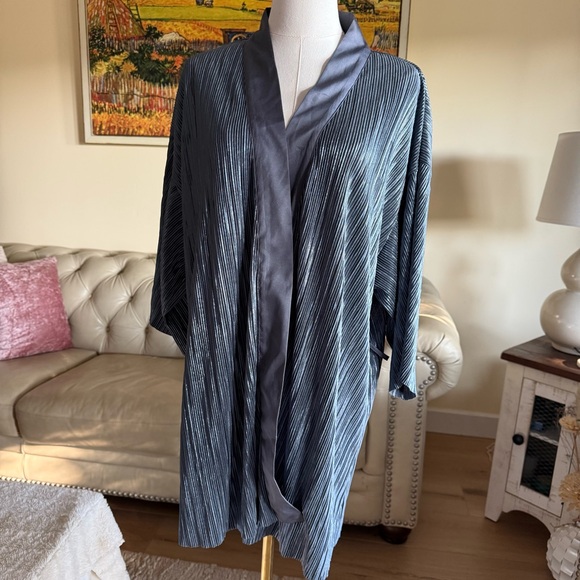 Victoria Secret robe - Picture 1 of 8